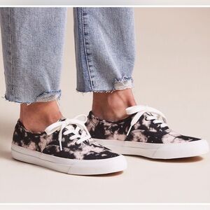Keds - Surfer Tie Dye Feat. Organic Cotton
Never worn 
Size: 6.5 Width: M